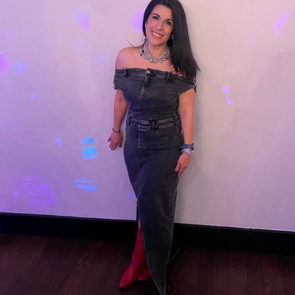 3)DERRIA OFF THE SHOULDER DENIM MAXI DRESS EUC MSRP$90  LG wore this to poshfest - Picture 8 of 8
